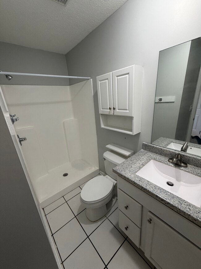 Baño de invitados - 6224 Sunset Ave