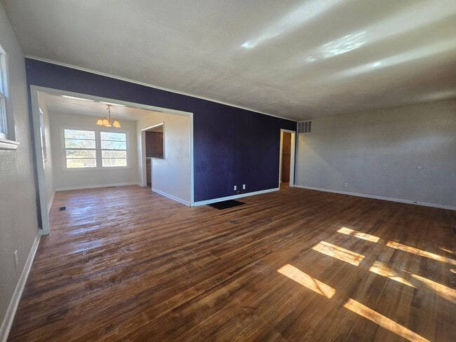 Photo - 3 Bedroom 2 Bath home in Shawnee!