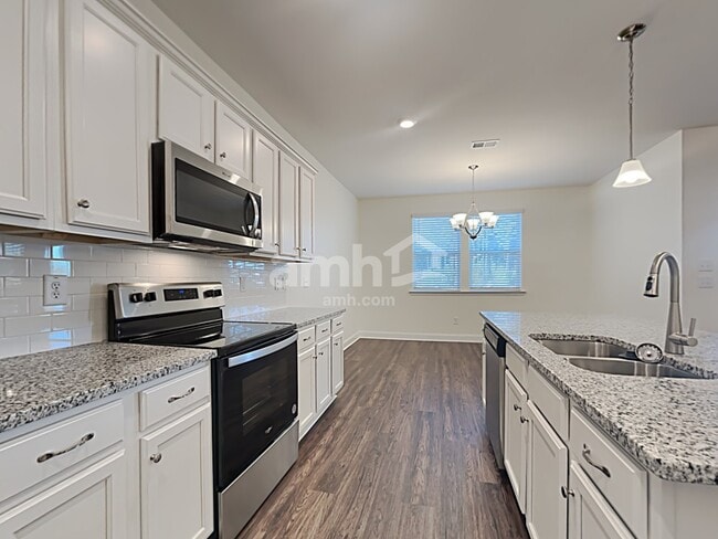 Photo - 340 Azore Way
