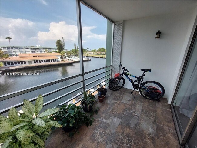 Photo - 2741 Taft St Unit 305