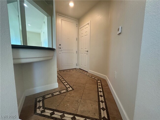 Photo - 67 E Agate Ave Unidad 203