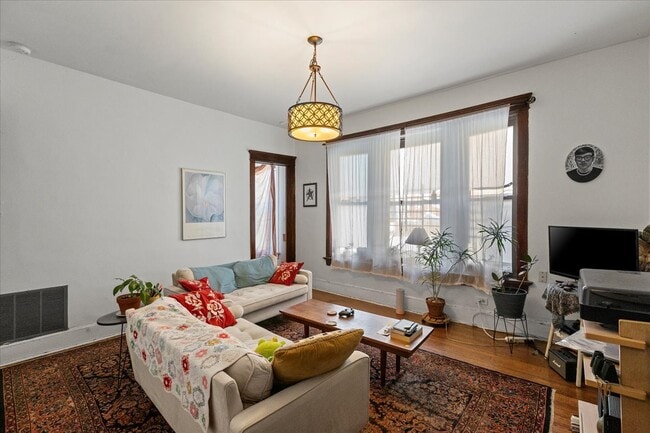 Building Photo - 4002 N Southport Ave Unit 2 Rental