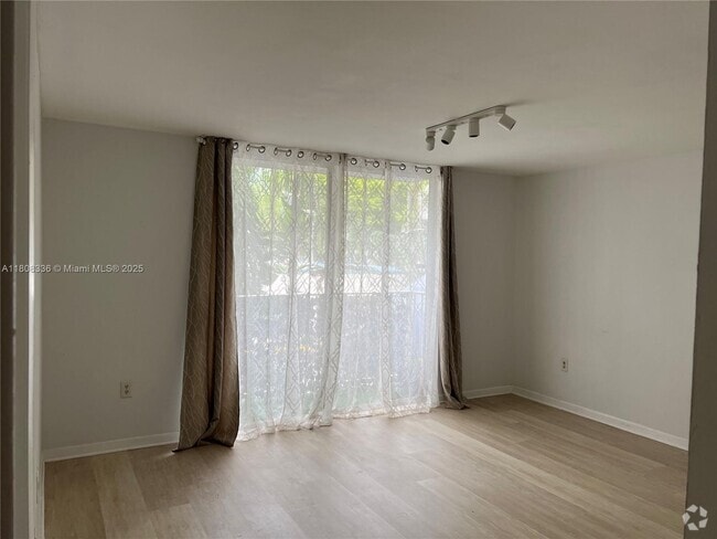 Building Photo - 1740 NW N River Dr Unit 221 Rental
