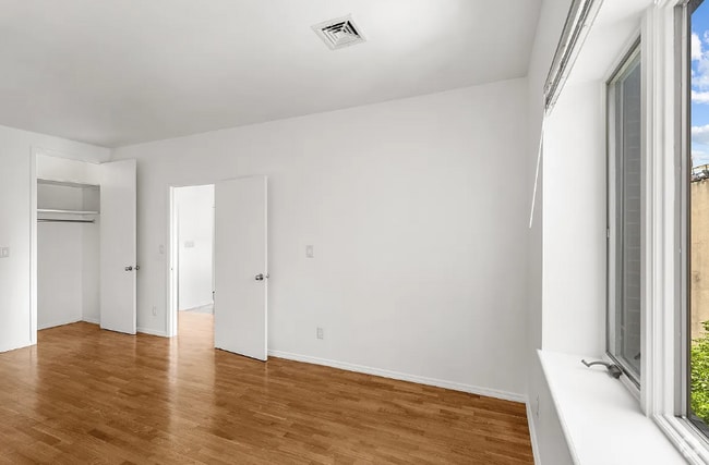 Building Photo - 357 W 15th St Rental