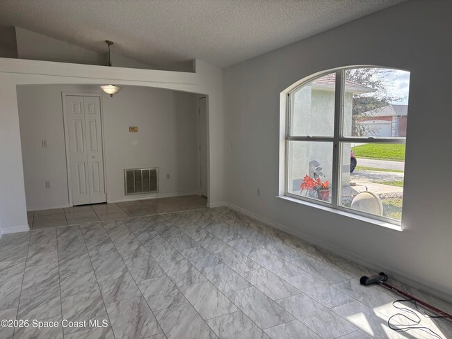 Photo - 443 Collings St SE