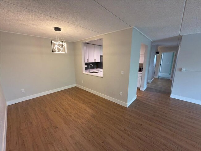 Photo - 10501 Cedar Lk Rd S Unit 511