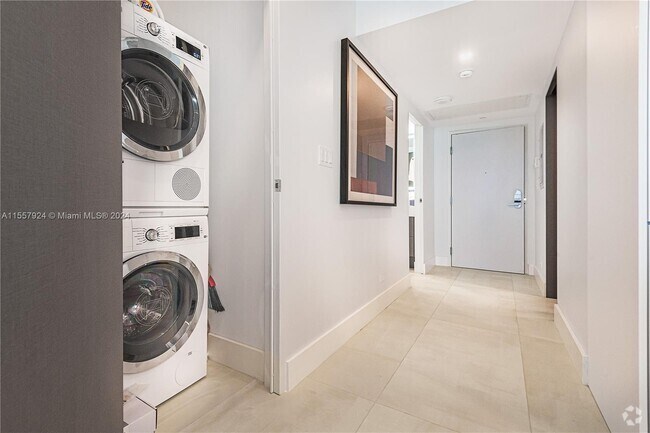 Building Photo - 2301 Collins Ave Unit 1440 Rental