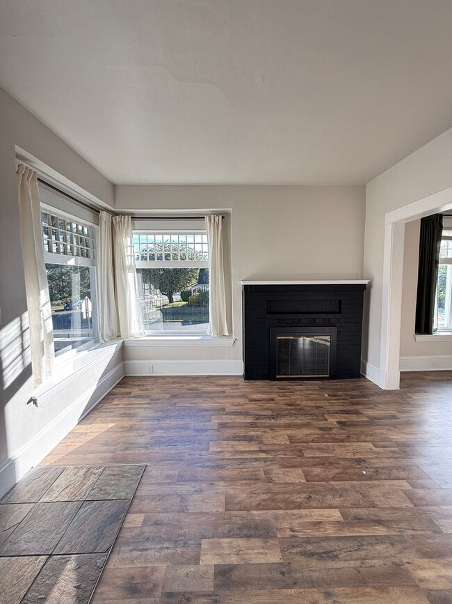 Building Photo - Now Available: Updated Everett 34-Bed, 1.5...