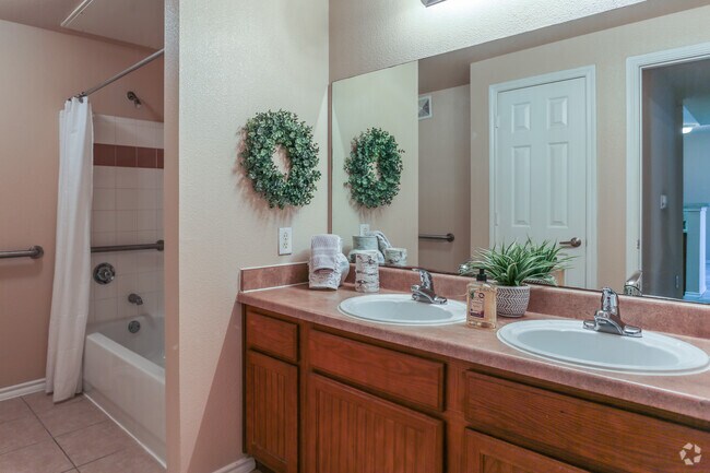 2 BR, 1 BA - 950 SF