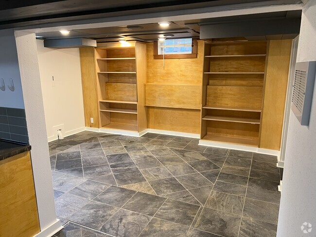 Building Photo - 4255 Northeast Wygant Street Unit Apt C