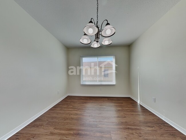 Photo - 9848 Edmonton Dr