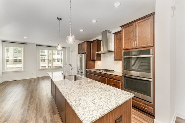 Photo - PRICE IMPROVEMENT! Stunning Ultra-Modern T...