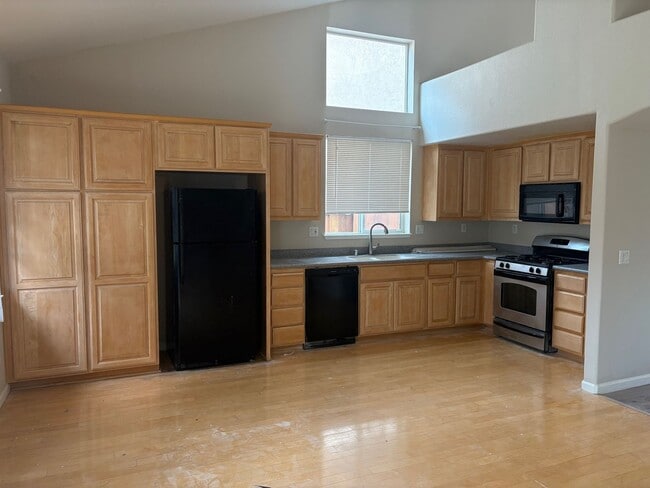 Photo - Close to ACE train, parks and school