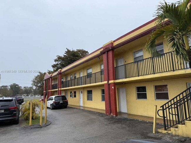 Building Photo - 2721 NW 23rd Ct Unit 4