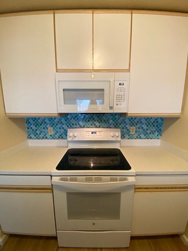 Kitchen oven, cooktop and microwave - 445 Willow Ave Unit 445