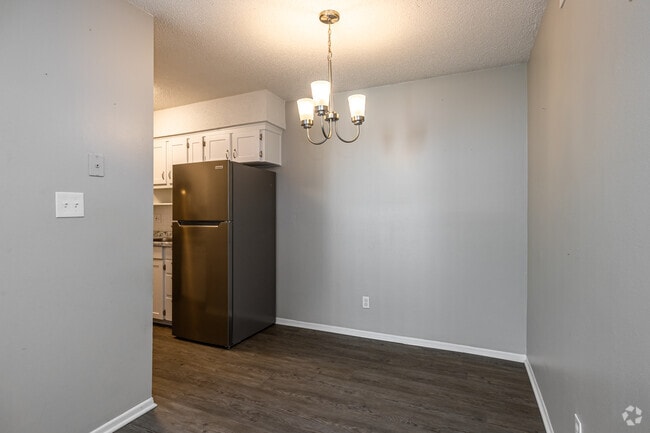 2BR, 1BA - 885 SF/Renovated
