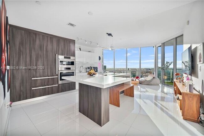 Building Photo - 851 NE 1st Ave Unit 851 NE 1st Ave  3910