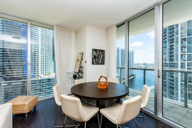 Photo - 485 Brickell Ave Unidad 2302
