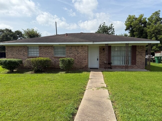 Building Photo - 3203 Cliffdale St