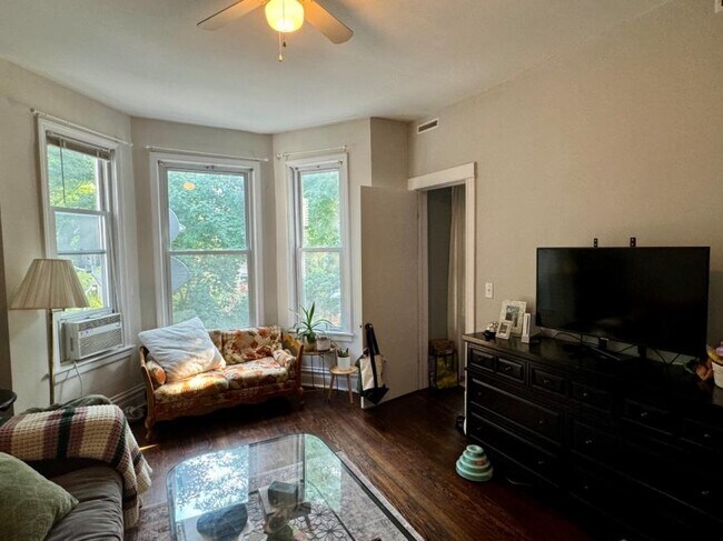 Photo - 3 bedroom in Chicago IL 60657 Unit 2