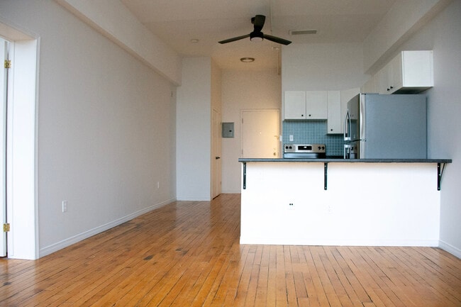 Photo - 67 Wyndham St S Unit 14