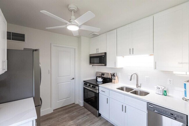 Photo - 6020 Midnight Pass Rd