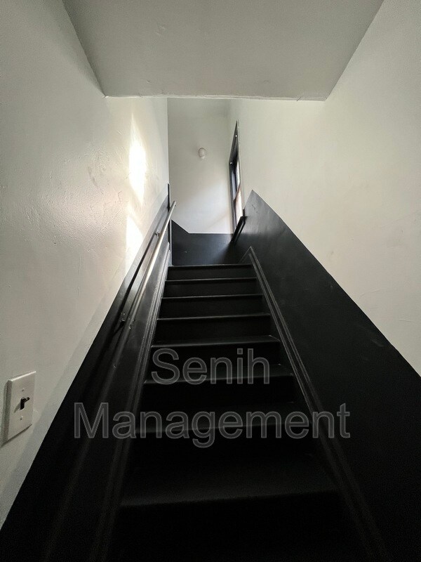 Photo - 2475 Gladstone St