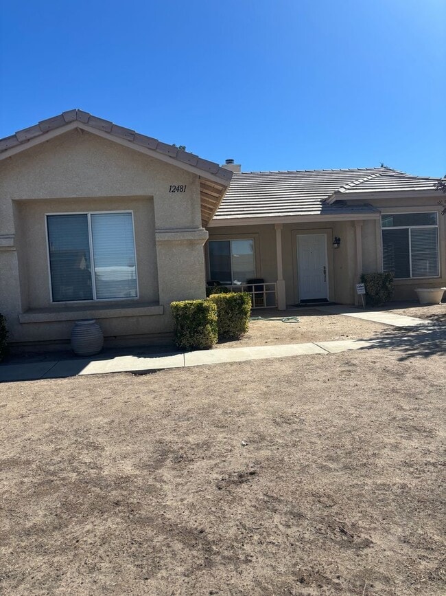 Building Photo - 4-BedroomSpacious Home