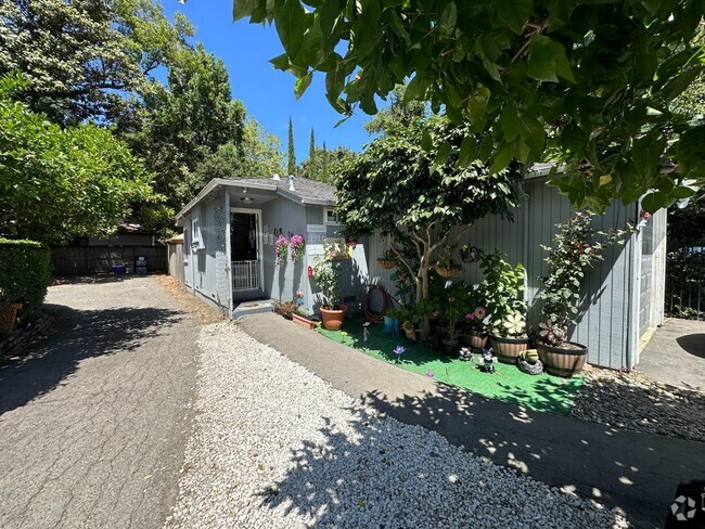 Building Photo - 1911 Cooley Ave Rental