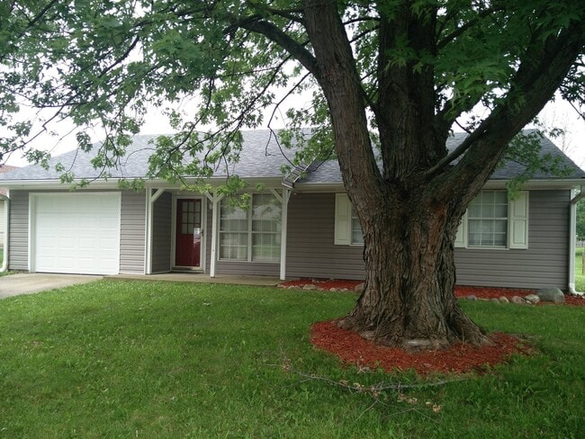 Building Photo - Very well kept 3 bedroom, 1.5 bath with One Car Garage and Nice Back Yard