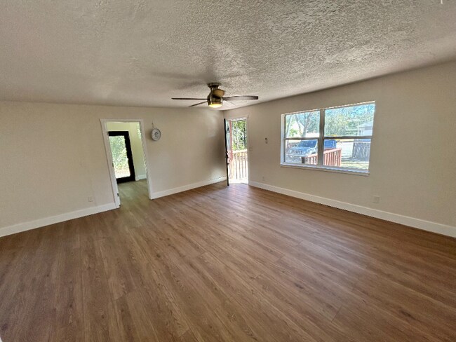 Photo - 18812 Carr Dr