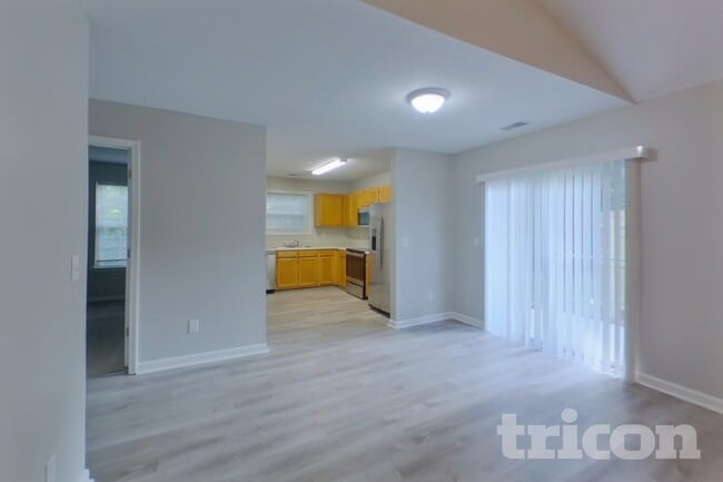 Photo - 562 Chisolm Way