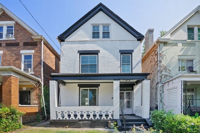 Newly Renovated 4 Bed, 2 Bath Home - Off-S... - Newly Renovated 4 Bed, 2 Bath Home - Off-S...