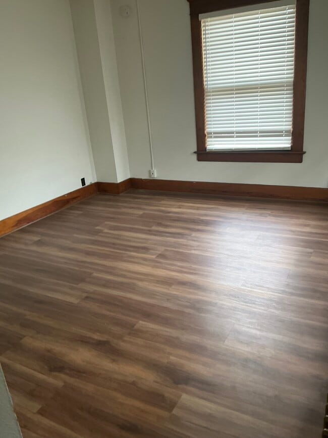 Building Photo - 215 N Main Ave Unit 2 bedroom apartment