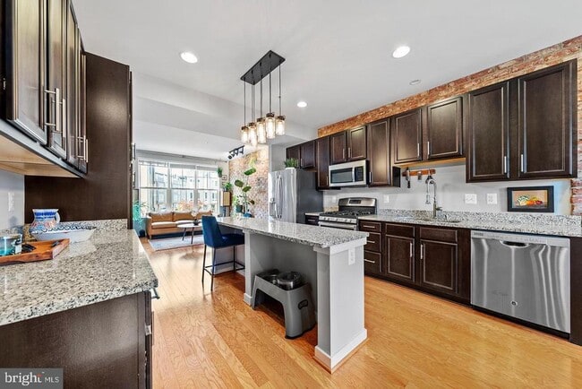 1445 Trafalgar Ln