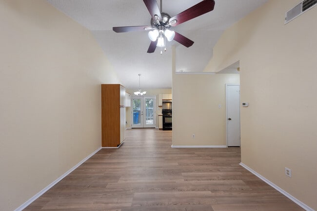 Photo - 1015 E Yager Ln