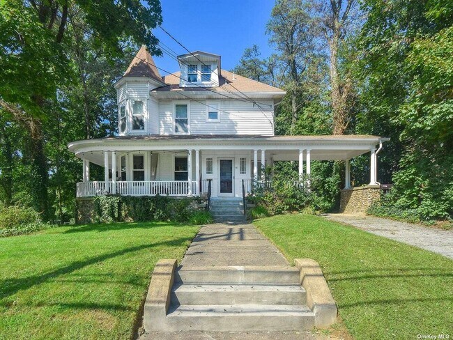 101 Bayview Ave 2nd Fl  