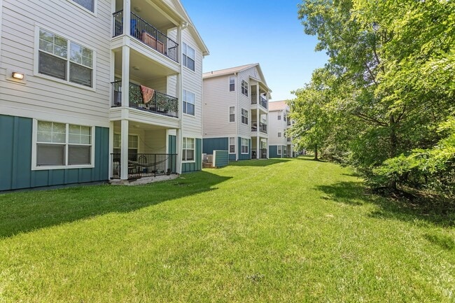 Apartment Exterior - Campus Lodge Columbia
