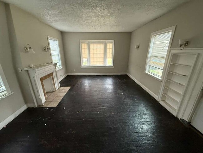 Building Photo - 3 BED 1.5 BATH BEAUTIFUL SINGLE HOME!