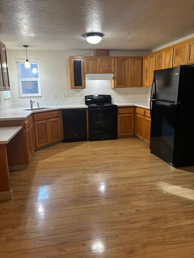 Photo - 929 S School St