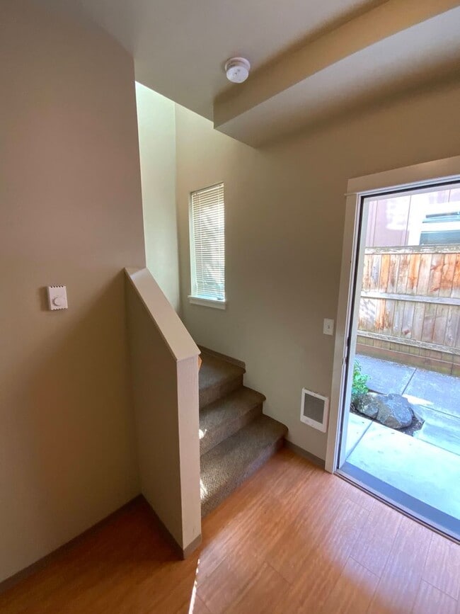 Photo - 3 Bedroom, 2.5 Bathroom Close to UO Campus Unit 585 E 14th Ave #6