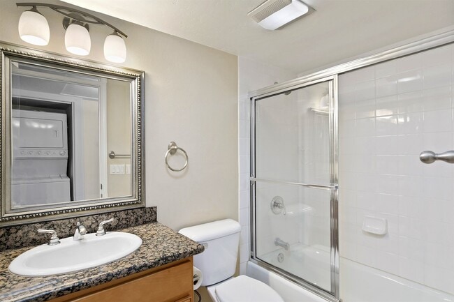 Building Photo - "Charming 2-Bed, 2-Bath in Heart of San Diego – 820 Sq Ft of Modern Living!" Unit 206