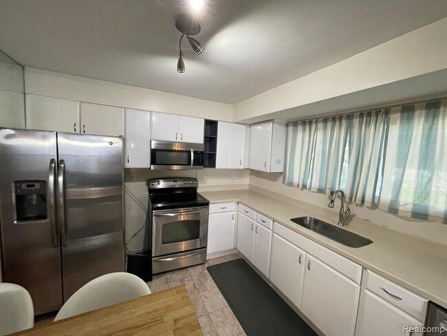 Photo - 1749 E Maple Rd