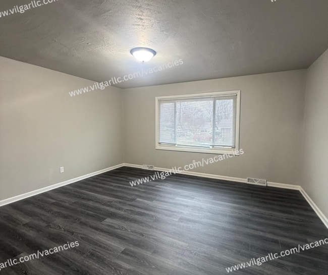 Photo - 5583 - 85 Tulip Ave Unit 5585 (Upper)