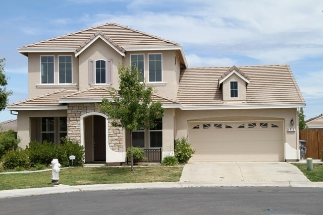 Building Photo - 5 Bed| 3.5 Bath | 2400 SF | 2 Car Garage | 2 Story | Tenant pays $175 monthly for WS&G