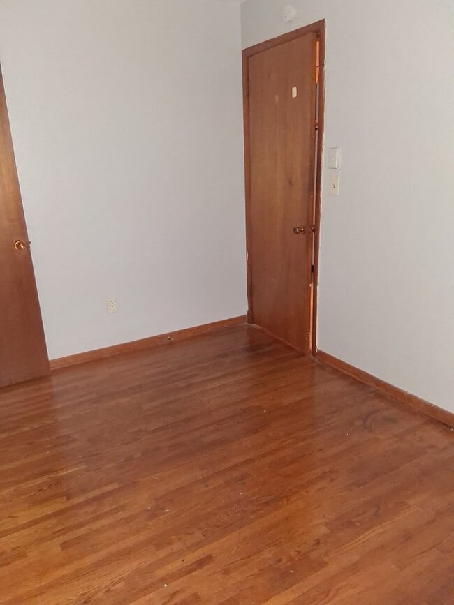 Photo - 1 Bedroom 1 Bath in Maplewood  HEAT INCLUDED Unidad #3