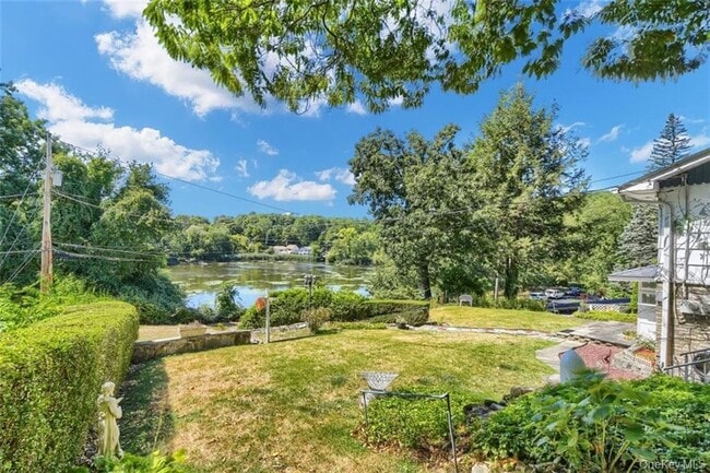 25 Lake Shore Dr W Unit Upper unit