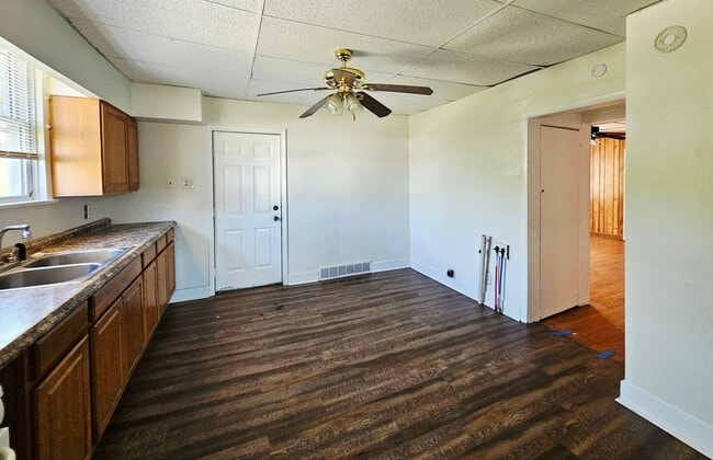 Photo - 555 W Hallam Ave Unit 1
