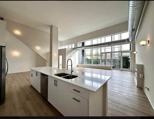 Building Photo - 3207 N Narragansett Ave Unit 103