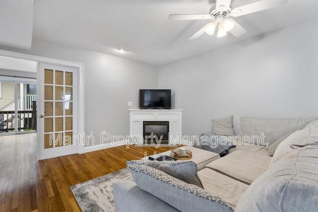 Photo - 734 E 6th St Unit 3